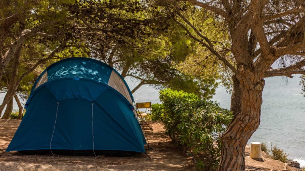 Acampar en la playa en verano: Consejos y recomendaciones