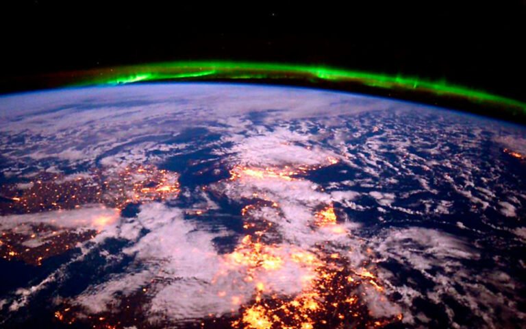 Exosfera Y Auroras Boreales El Espect culo Luminoso Del Cielo Nocturno 