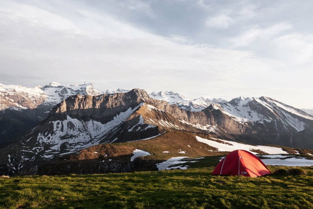 Acampando en los Alpes: Consejos y recomendaciones