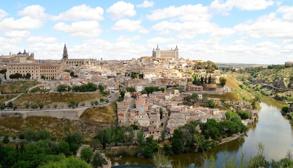 Descubre la magia de Toledo lugares históricos y culturales que no puedes perderte