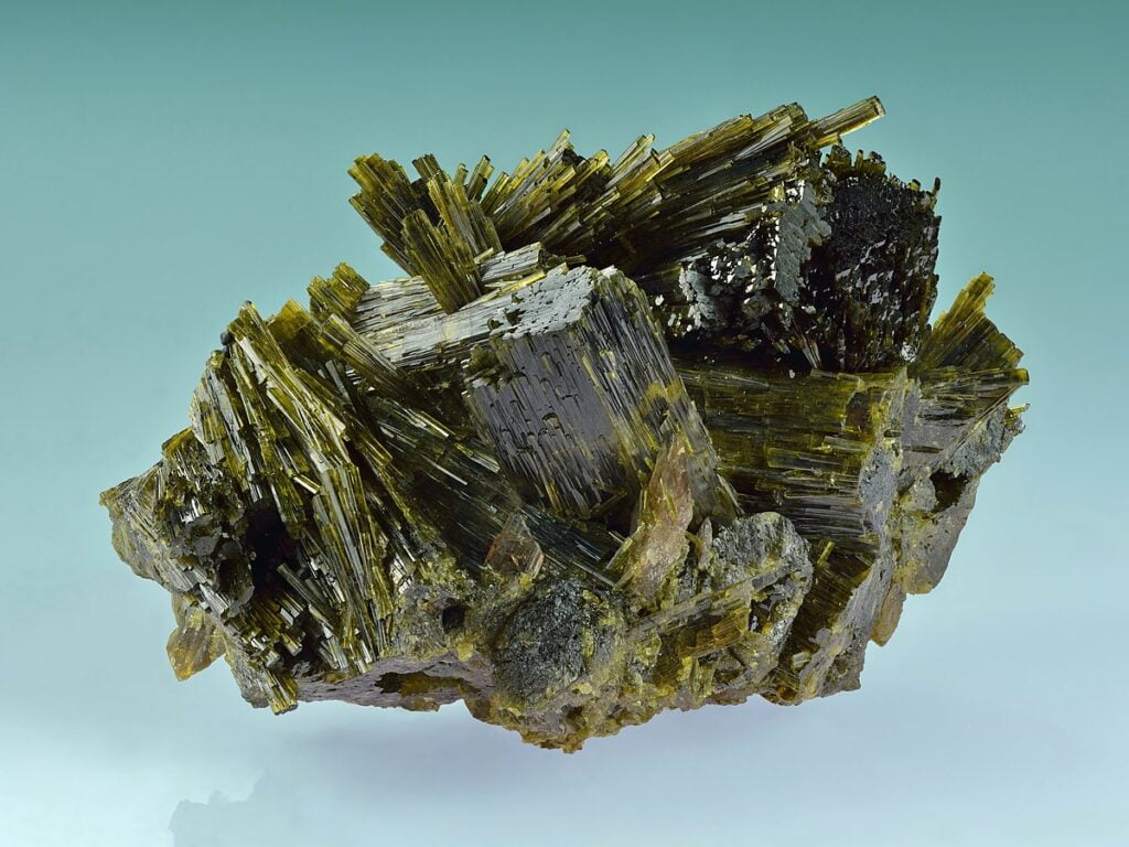 Descubriendo el Poder Oculto de la Epidota Cristales y Piedras Preciosas en la Magia y Hechicería