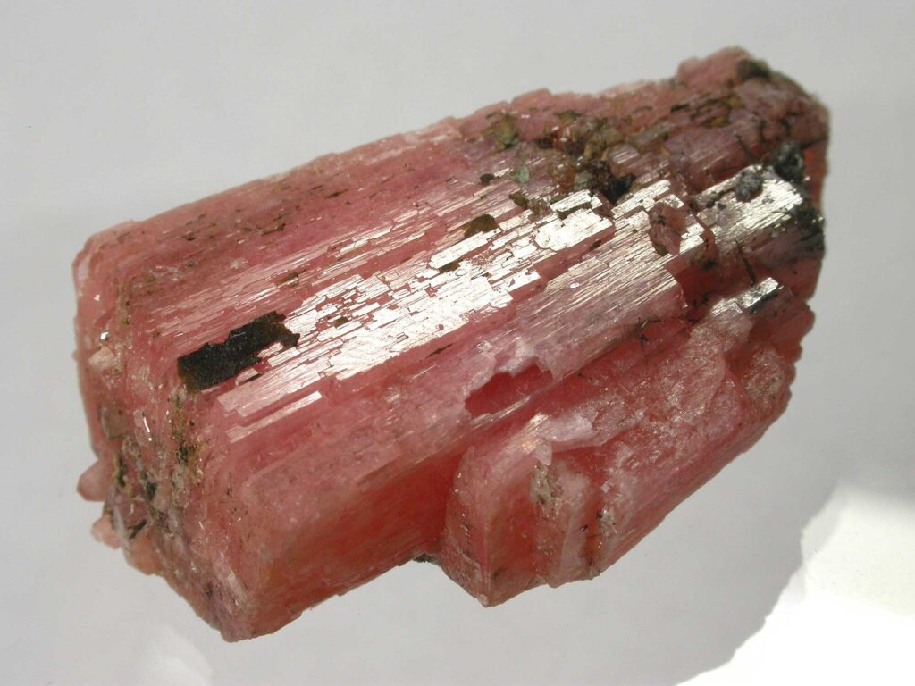 Descubriendo los Poderes Ocultos de la Serandita: Cristales y Piedras Preciosas en la Hechicería y Magia