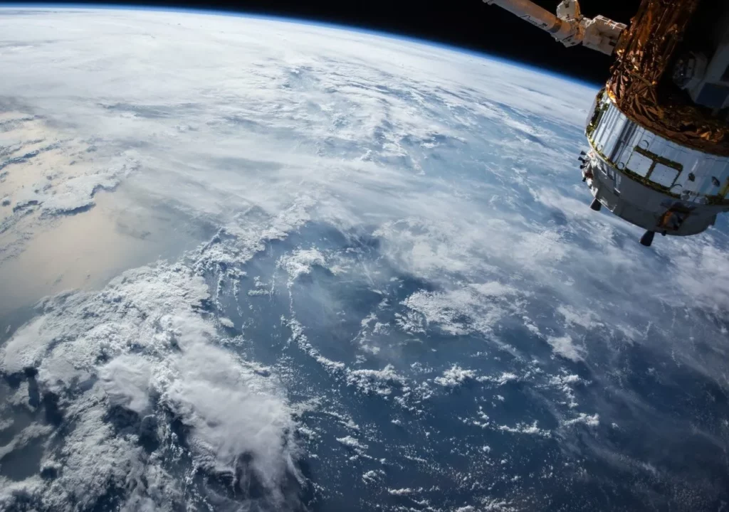 Exosfera y comunicaciones globales: cómo los satélites nos conectan