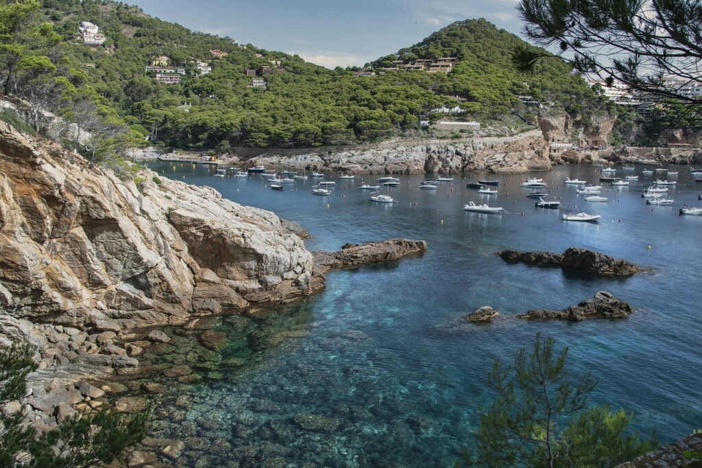 Explorando Camping Cala Llevadó en la Costa Brava