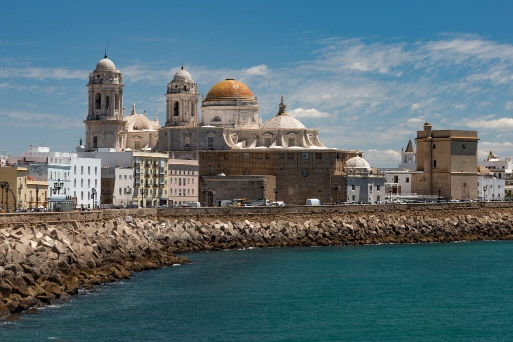 Viajes culturales: sumérgete en la historia y la tradición de Cádiz
